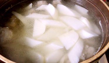 30分钟后加入白萝卜续炖20分钟