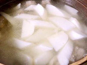 30分钟后加入白萝卜续炖20分钟