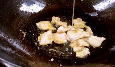 加入料酒，炒香