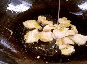 加入料酒，炒香