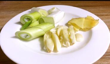 将大葱洗净切段，生姜、大蒜洗净切片备用