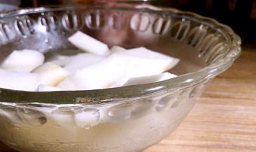 白萝卜洗净，去皮切成块备用