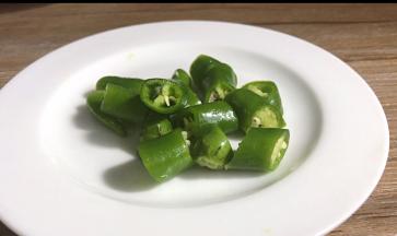 杭椒洗净去蒂，切段备用