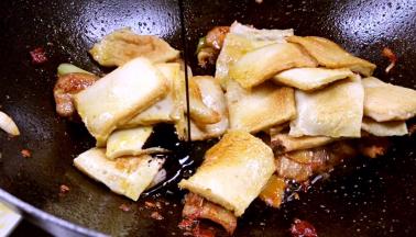 加入酱油，炒匀上色