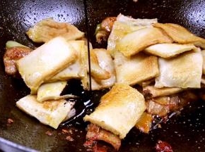 加入酱油，炒匀上色