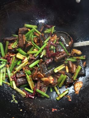 放入芹菜段翻炒片刻！