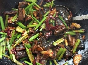 放入芹菜段翻炒片刻！