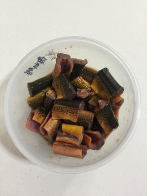 黄鳝段加入料酒，生抽和玉米淀粉抓匀，腌制20分钟！