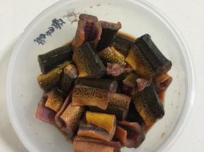 黄鳝段加入料酒，生抽和玉米淀粉抓匀，腌制20分钟！