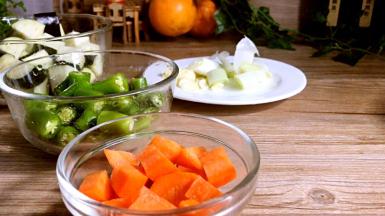 杭椒洗净，去蒂切段、胡萝卜切丁，大葱洗净切段，大蒜去皮切末备用