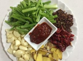 蒜瓣3个去皮稍微拍一下即可，生姜一块洗净切片，芹菜3颗去掉芹菜叶洗净切成段儿，干辣椒10克，花椒10克，郫县豆瓣酱1勺备用！