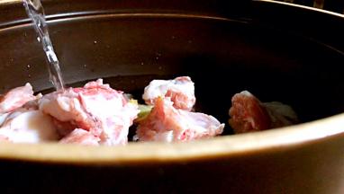 再加入猪排骨两倍的清水：大火煮开