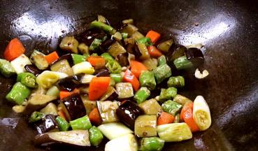 再倒入刚煎炒好的，茄丁、杭椒、胡萝卜丁炒匀