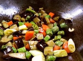 再倒入刚煎炒好的，茄丁、杭椒、胡萝卜丁炒匀