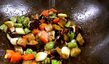 调入味精炒匀，即可盛出