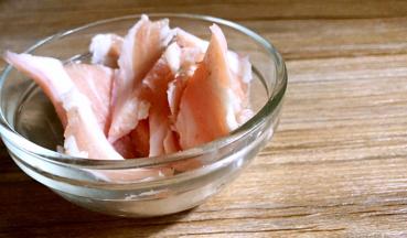 将五花肉洗净切薄片