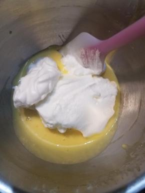 把搅打好的蛋白分三次加入蛋黄糊中，翻拌均匀