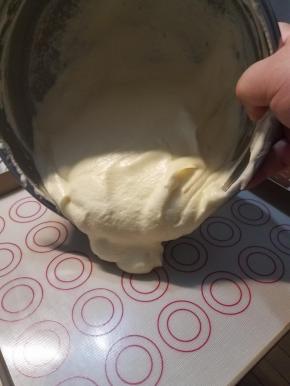 然后倒入方形烤盘，摊平，震一下