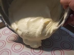 然后倒入方形烤盘，摊平，震一下