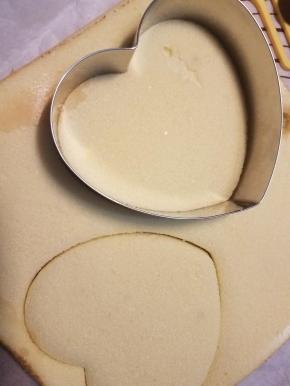 烤制好的蛋糕片放凉后，用慕斯圈压出蛋糕底备用