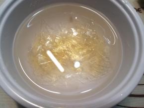 吉利丁片用冷水浸泡，然后冷藏备用