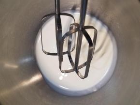 淡奶油加入白糖，直接打发至纹路不消失的状态