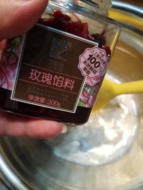然后加入养乐多跟玫瑰酱，拌匀