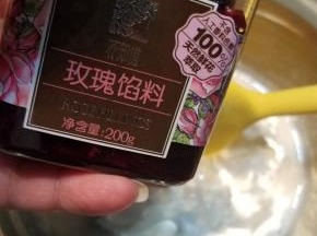 然后加入养乐多跟玫瑰酱，拌匀