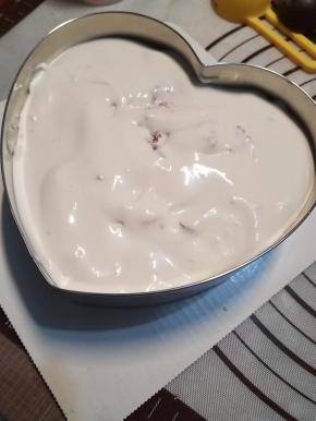 把蛋糕放入冰箱冷冻半小时