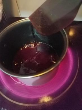 冷冻的时候，把水，自制果酱，泡软的吉利丁片，低温加热融合，再放倒一旁放凉备用