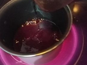 冷冻的时候，把水，自制果酱，泡软的吉利丁片，低温加热融合，再放倒一旁放凉备用