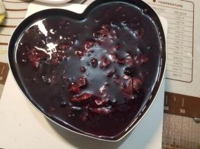 取出冷冻好的蛋糕，在最上面倒入装饰层，然后再次放入冰箱冷冻定型