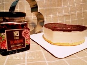 蛋糕凝固后取出，用电吹风的热风吹一下慕斯圈，轻松脱模，再次放入冰箱冷藏隔夜