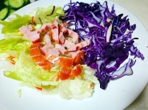 在盘子中摆上紫甘蓝生菜火腿