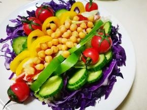 再摆上彩椒青椒黄瓜 鹰嘴豆 樱桃番茄