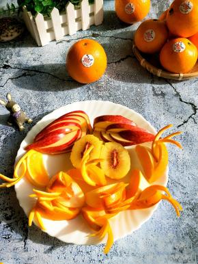 橙肉饱满，在阳光下显得晶莹剔透。口感自然纯粹，不会特别酸，入口丝丝甘甜。