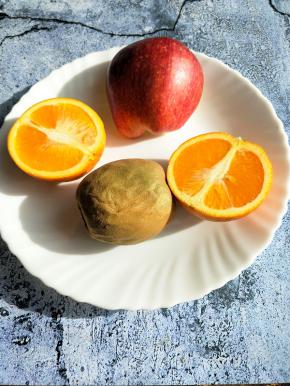 准备好食材做个漂亮的果盘，一个国橙一个猕猴桃，半个苹果，当然你可以放一个哦。