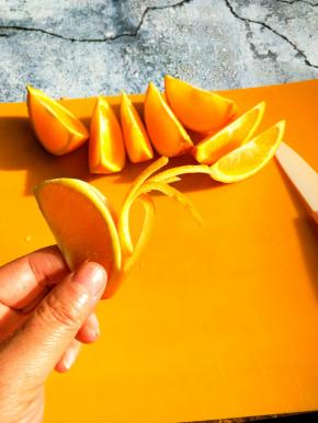 将尖头向下塞到果肉和果皮中间，