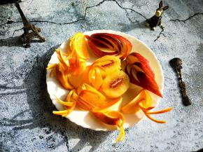 将切好的水果放在盆中，一盘满满橙香，营养丰富的水果拼盘来了，