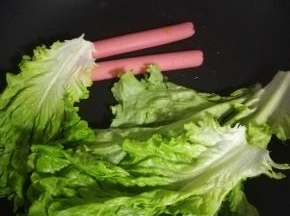 生菜用油煎一下。火腿肠也煎一下。