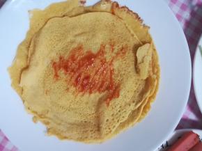 饼上抹一层番茄酱。