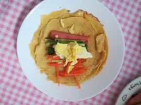 放入配菜，就可以卷起来开吃。