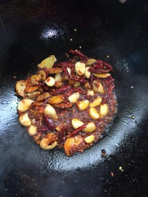 放入郫县豆瓣酱炒出红油来！