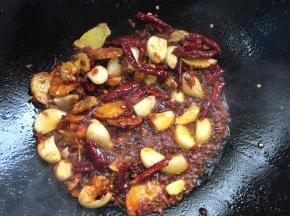 放入郫县豆瓣酱炒出红油来！