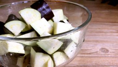 将茄子洗净后，切丁备用