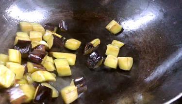 炒至表面微黄，捞出备用