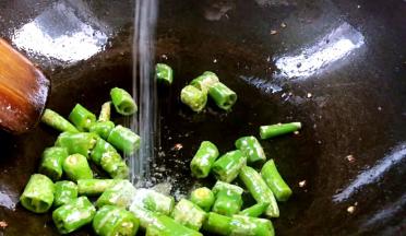 煎炒至虎皮状，加入盐炒匀入味盛出备用