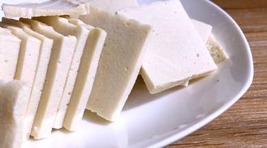 将千叶豆腐洗净，切成薄片