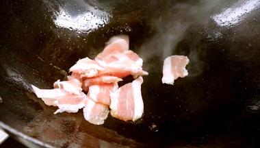 锅留底油，放入五花肉煎炒至香