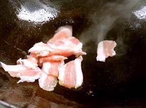 锅留底油，放入五花肉煎炒至香